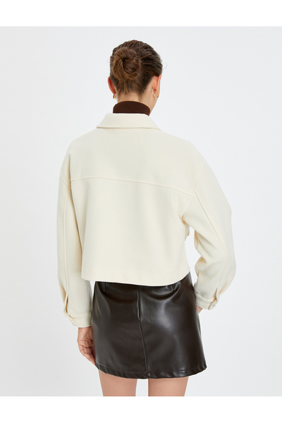 Koton Kurz geschnittene Jacke mit geknöpftem Hemdkragen und doppelter Tasche