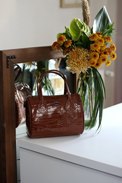 Moom Bag Жіноча сумка через плече з ремінцями та підвіскою