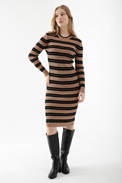 Lafaba Dámské pruhované úpletové šaty s opáleným výstřihem