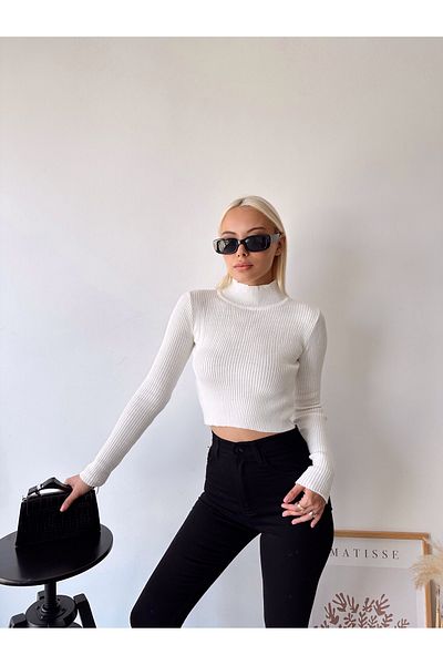LACHT Women's Turtleneck Ecru Knitwear Crop