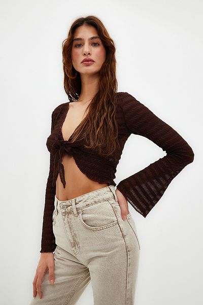 Trendyol Collection Braune Premium-strukturierte, taillierte, dehnbare Strickbluse mit Bindedetail TWOSS24BZ00015