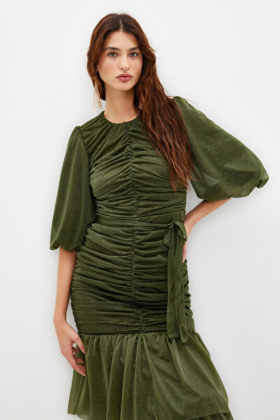 Trendyol Modest Dlouhé stříbrné večerní šaty s detaily khaki volánkem TCTSS24DB00039