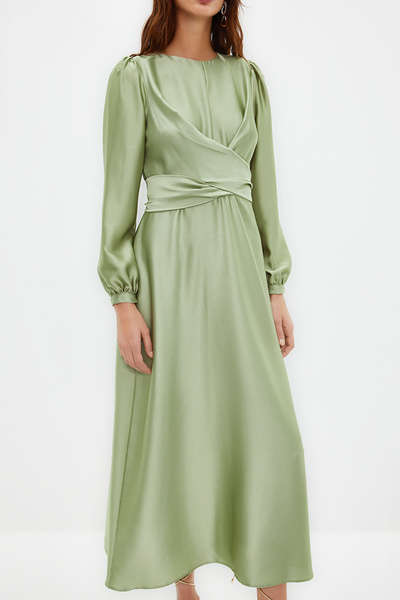 Trendyol Modest Világos zöld kereszt nyakkendő részletes szatén megjelenésű estélyi ruha TCTAW22EB0105