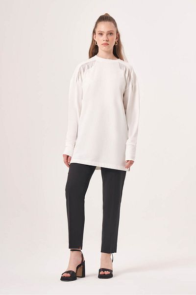 Mizalle Ecrufarbenes Sweatshirt mit Schulteraccessoires