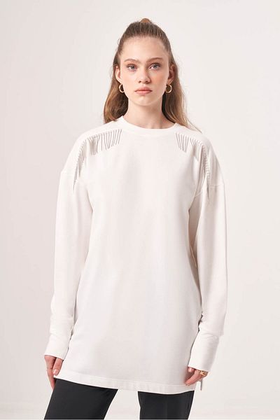Mizalle Ecrufarbenes Sweatshirt mit Schulteraccessoires