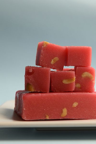 Eriş Helva 400 Gr Strawberry Flavored Semolina Halva - with Ground Pistachio