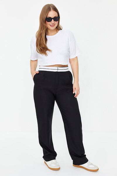 Trendyol Curve Große Größe Schwarze Hose mit weitem Bein und Taillendetail in Kontrastweiß - TBBAW24AR00031