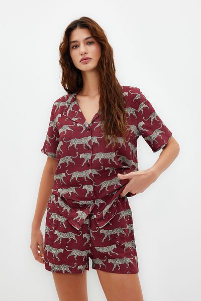 Trendyol Collection Set de pijama țesute cămașă-short din viscoză cu model bordeaux THMSS21PT0473