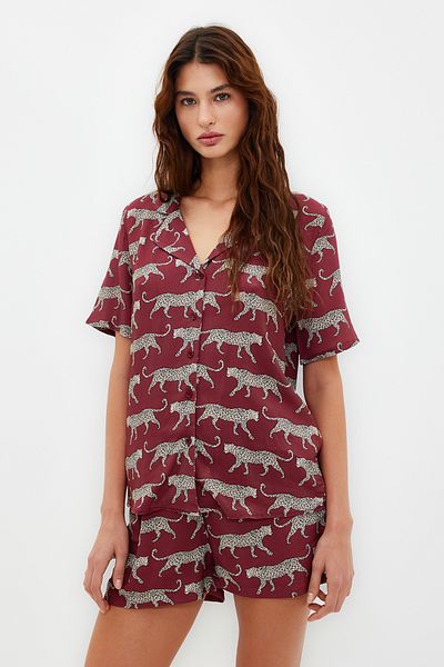 Trendyol Collection Set de pijama țesute cămașă-short din viscoză cu model bordeaux THMSS21PT0473