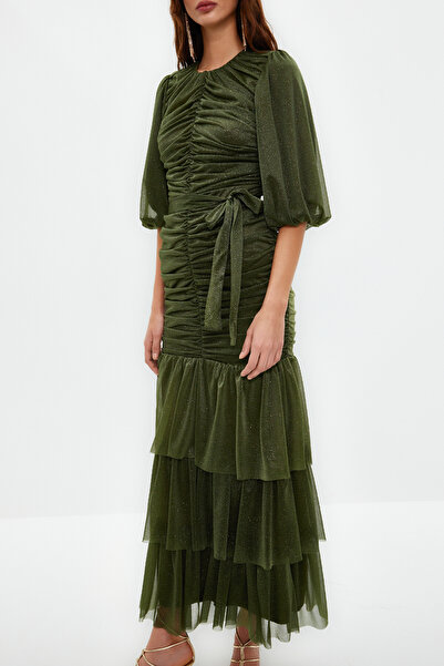 Trendyol Modest Dlouhé stříbrné večerní šaty s detaily khaki volánkem TCTSS24DB00039