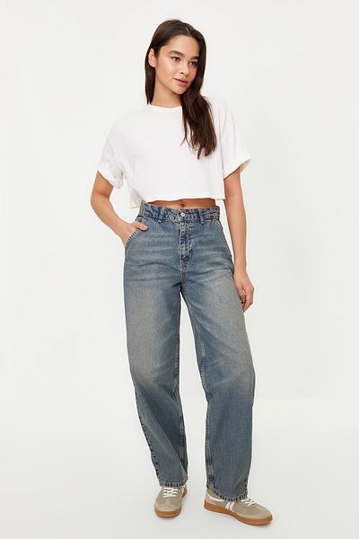 Trendyol Collection Dunkelblaue Vintage-Skater-Jeans mit niedriger Taille und verblasstem Effekt TWOSS24JE00052