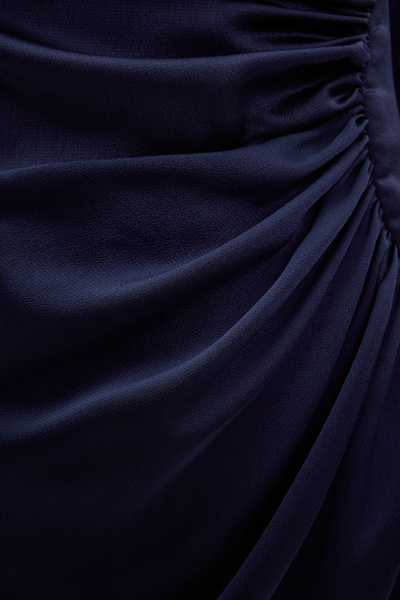 Trendyol Modest Marineblaues, detailliertes Abendkleid aus gewebtem Satin mit Raffungen TCTSS24DB00037