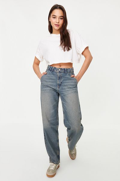 Trendyol Collection Dunkelblaue Vintage-Skater-Jeans mit niedriger Taille und verblasstem Effekt TWOSS24JE00052