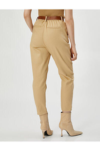 Koton Mrkvové kalhoty s detailem pásku z gabardinové tkaniny a mírně zúženými kapsami na nohavicích