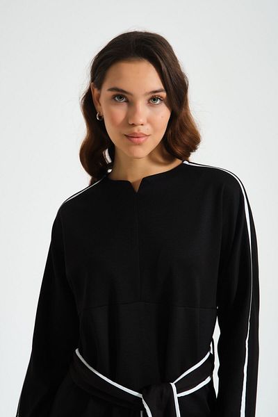 Mizalle Schwarzes Kleid mit Paspelierung und Gürtel