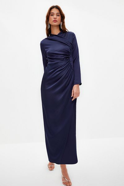 Trendyol Modest Marineblaues, detailliertes Abendkleid aus gewebtem Satin mit Raffungen TCTSS24DB00037