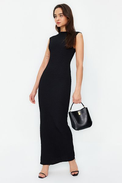 Trendyol Collection Schwarzes, tailliertes/tailliertes Strick-Midi-Bleistiftkleid mit Mondärmeln aus strukturiertem Stoff TWOSS24EL00103