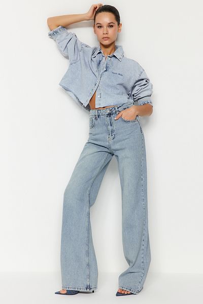 Trendyol Collection Jeans mit hoher Taille und weitem Bein in blassblauem Vintage-Effekt TWOSS24JE00022