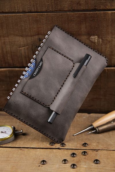 New Coast Leather 1900's Ръчно изработен калъф за тефтер A6 от естествена кожа