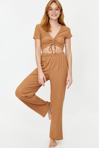 Trendyol Collection Tmavě béžový volán Detailní pomačkané tričko-kalhoty Pletené pyžamové soupravy THMSS23AU00032