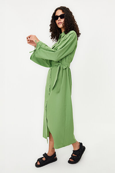 Trendyol Modest Khaki bavlněné košilové šaty s nastavitelnými rukávy a páskem - TCTSS23EB00365
