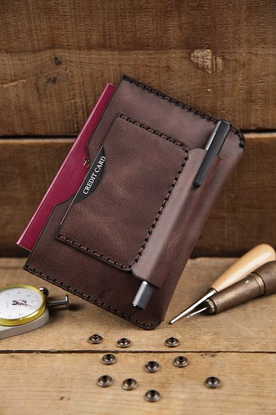 New Coast Leather 1900's Портфейл за паспорт от естествена кожа - ръчно изработен