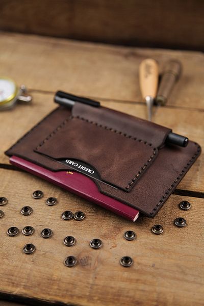 New Coast Leather 1900's Портфейл за паспорт от естествена кожа - ръчно изработен