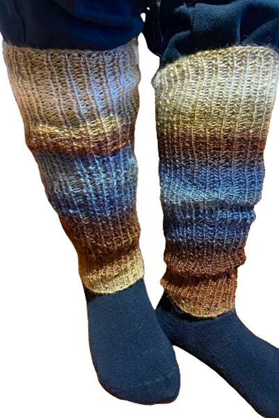 Işin Tasarım حذاء نسائي من الصوف المحبوك يدويًا باللون البني