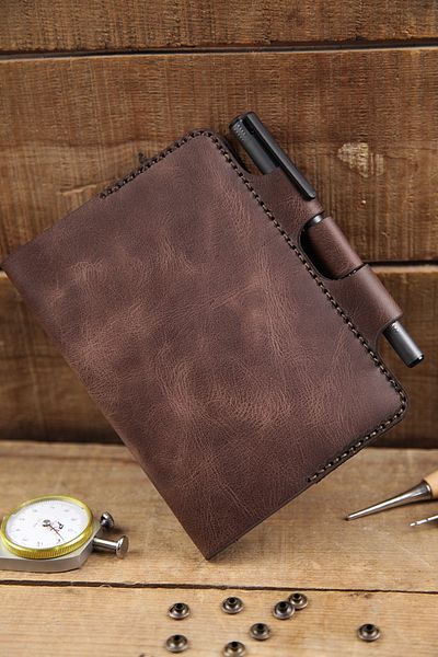 New Coast Leather 1900's Ръчно изработен калъф за тефтер A6 от естествена кожа