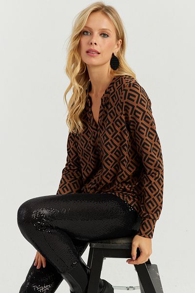Cool & Sexy Dámská blůza Camel-černá s výstřihem do V AYD258