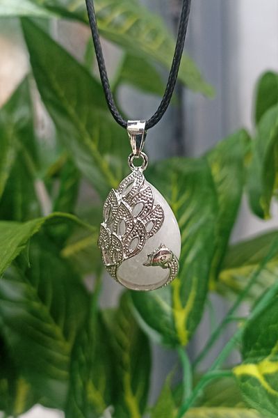TAUS STONE Crystal Quartz Stone Peacock Model Pendant (with leather rope as a gift)