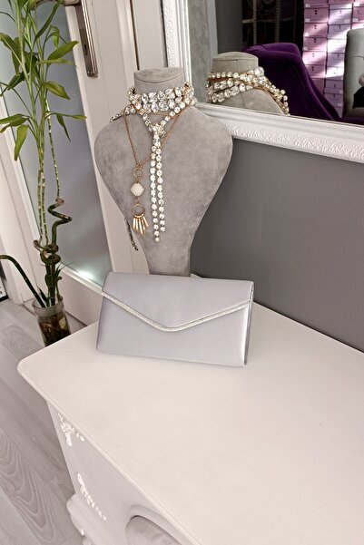 LA CALZATURE حقيبة سهرة من الساتان الفضي ذات الحجر المتجعد مع غطاء