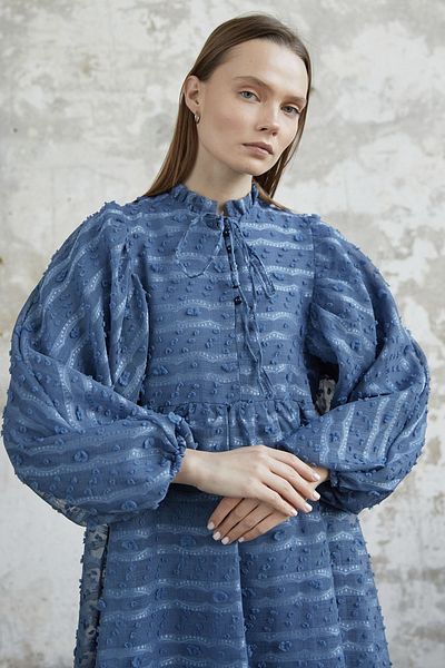 InStyle Šaty s balonovým rukávem se zavazovacím límečkem – Indigo
