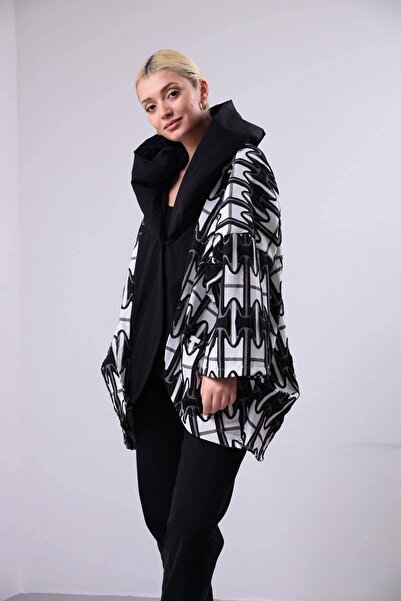 Şaman Butik Ekru Desenli Büyük Yakalı Trençkot