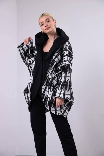 Şaman Butik Ekru Desenli Büyük Yakalı Trençkot