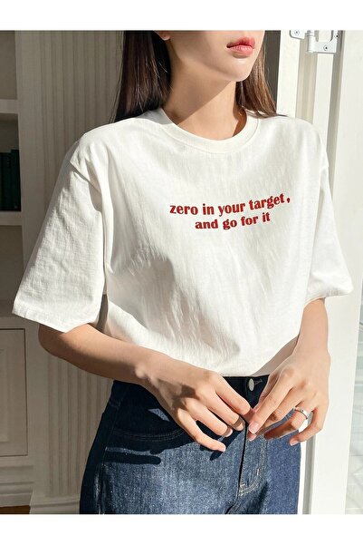 Adrift Ženska bela majica sa štampanim natpisom "Zero In Your Target" u većem...