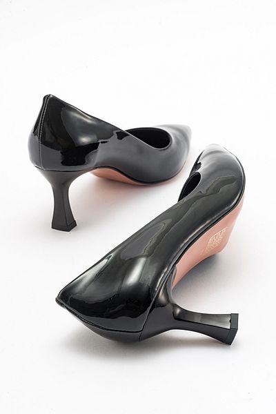 LuviShoes حذاء بكعب نسائي من الجلد الأسود اللامع من PEDRA
