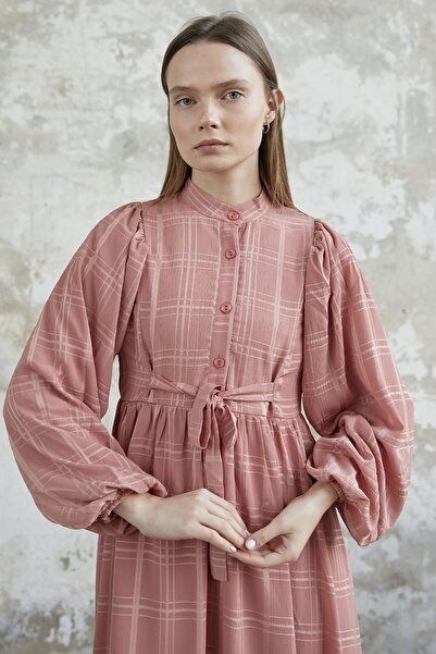 InStyle Vzorované šaty s vlastním páskem - sušená růže