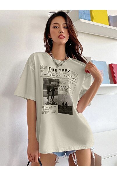 Tarzsokak Γυναικείο μπλουζάκι μπεζ 1997 με στάμπα με λαιμόκοψη