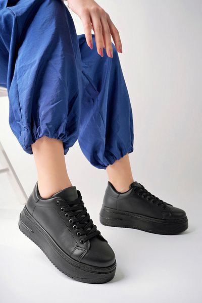 meyra'nın ayakkabıları Γυναικείο sneaker με μαύρη χοντρή σόλα