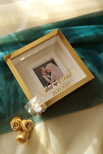 Verda Çerçeve Ledli 25x25 Cm Fotoğraf Bölümlü Gold Pleksi Kaplı Verda Anı Çerçevesi-6 Cm Derinlikli Anı Çerçevesi