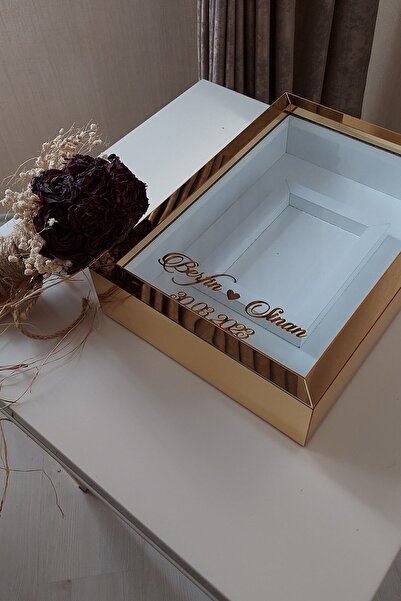 Verda Çerçeve Yeni Model 25x35 Cm Gold Renk Ledsiz Fotoğraf Alanlı Model Tasarım Gül Kutusu Anı Çerçevesi! Isimli
