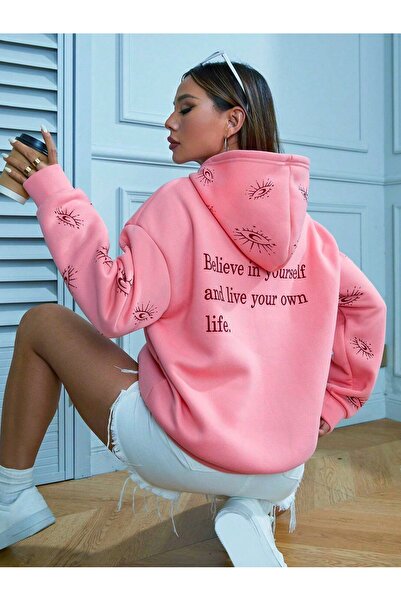 S&A DESIGN سويت شيرت نسائي أساسي بغطاء للرأس مطبوع عليه عيون وحروف كبيرة الحج...