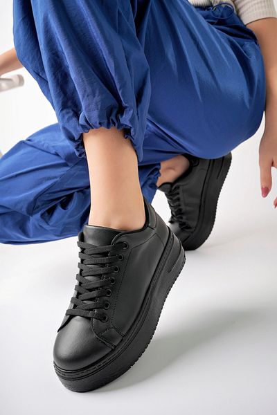 meyra'nın ayakkabıları Γυναικείο sneaker με μαύρη χοντρή σόλα