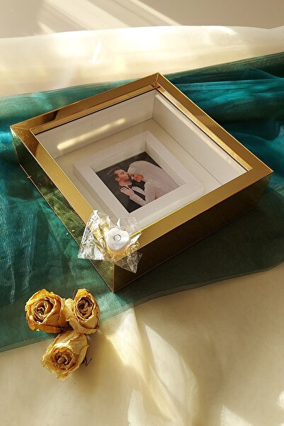 Verda Çerçeve Ledli 25x25 Cm Fotoğraf Bölümlü Gold Pleksi Kaplı Verda Anı Çerçevesi-6 Cm Derinlikli Anı Çerçevesi
