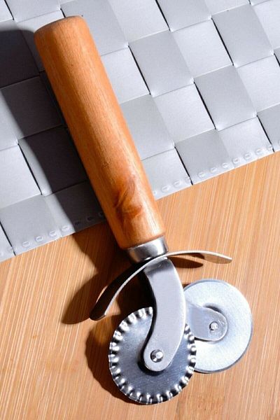 bimbambom Pizza Cutter with Bamboo Handle, Practical Pizza Dough Cutter with 2 Blades