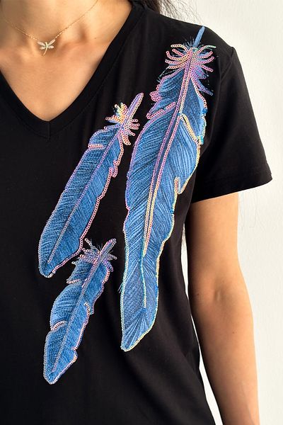 FEMELLE Tricou de damă, negru, cu decolteu în V, cu model de pene, brodat cu paiete, 100% bumbac
