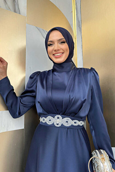 Bym Fashion 3863 övvel díszített szatén ruha sötétkék