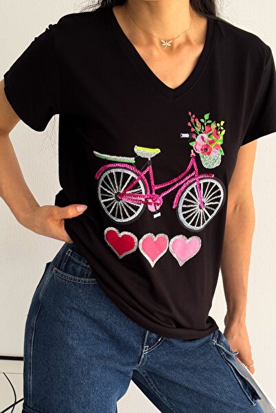 FEMELLE Γυναικείο μπλουζάκι με μαύρη λαιμόκοψη με V λαιμόκοψη και παγιέτα ποδ...