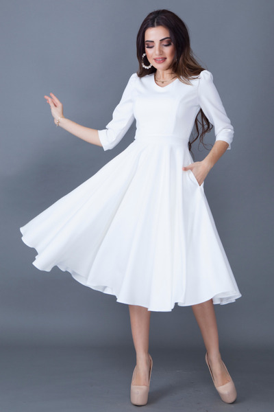 NO48 Λευκό φόρεμα τριών τετάρτων με λαιμόκοψη V με υφαντό ύφασμα με φουσκωτό μίντι μήκος